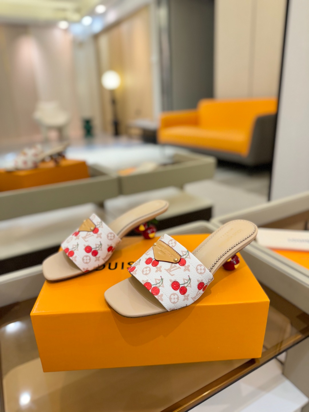 Louis Vuitton 2025 款官网系列！完美楦型、新元素樱桃电绣装饰更显优雅气质、上脚舒适好看