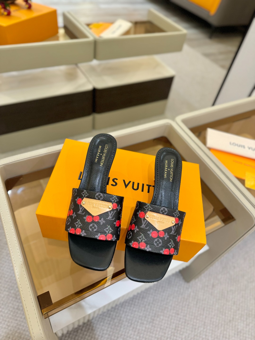 Louis Vuitton 2025 款官网系列！完美楦型、新元素樱桃电绣装饰更显优雅气质、上脚舒适好看