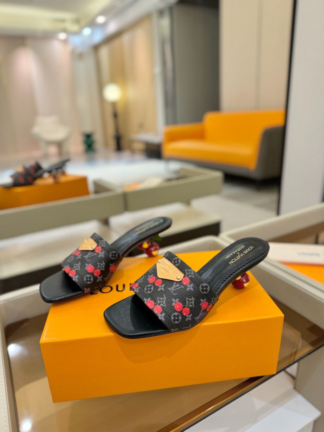 Louis Vuitton 2025 款官网系列！完美楦型、新元素樱桃电绣装饰更显优雅气质、上脚舒适好看