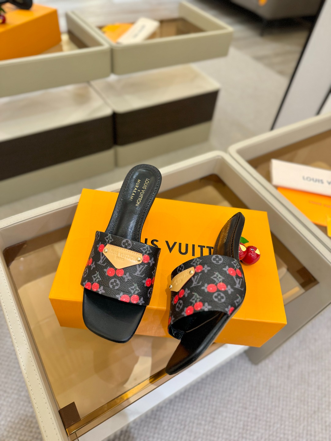 Louis Vuitton 2025 款官网系列！完美楦型、新元素樱桃电绣装饰更显优雅气质、上脚舒适好看