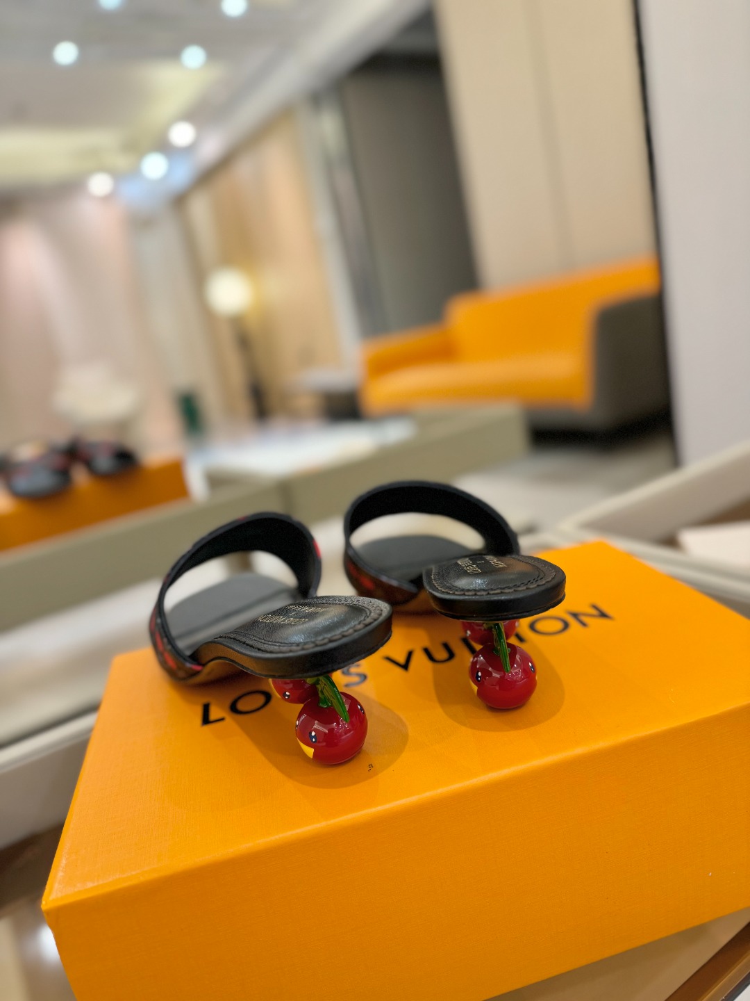 Louis Vuitton 2025 款官网系列！完美楦型、新元素樱桃电绣装饰更显优雅气质、上脚舒适好看