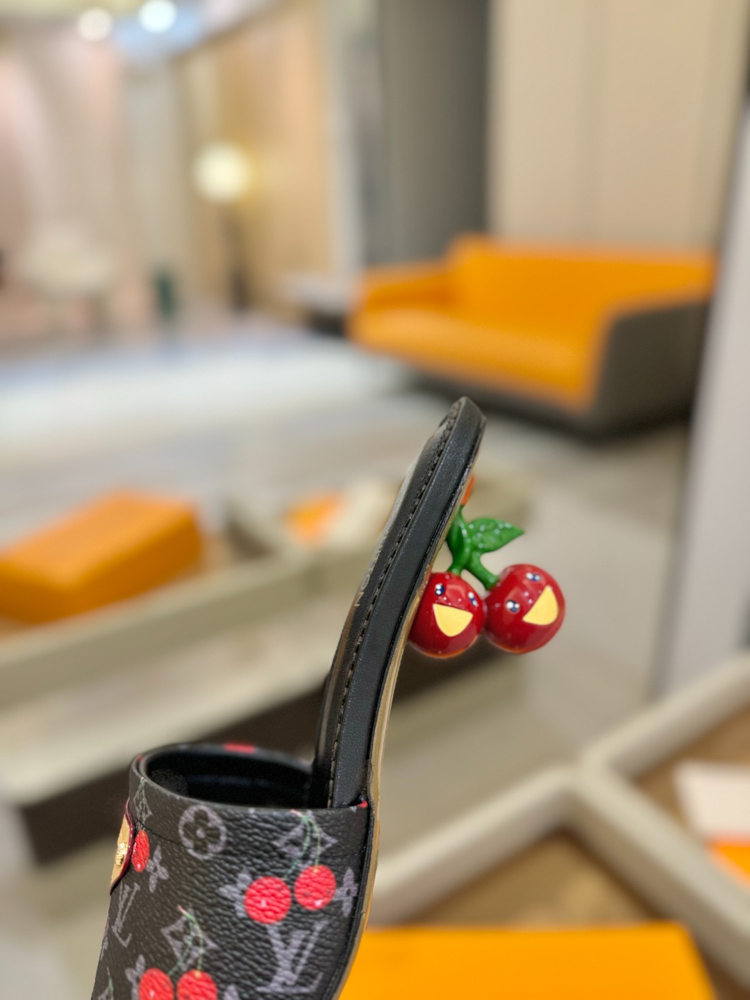 Louis Vuitton 2025 款官网系列！完美楦型、新元素樱桃电绣装饰更显优雅气质、上脚舒适好看