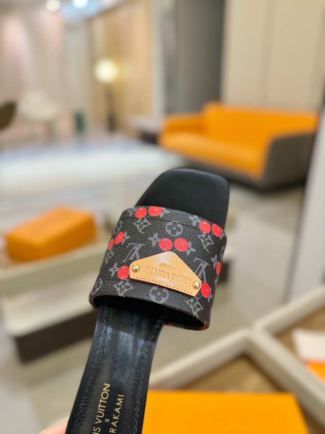 Louis Vuitton 2025 款官网系列！完美楦型、新元素樱桃电绣装饰更显优雅气质、上脚舒适好看