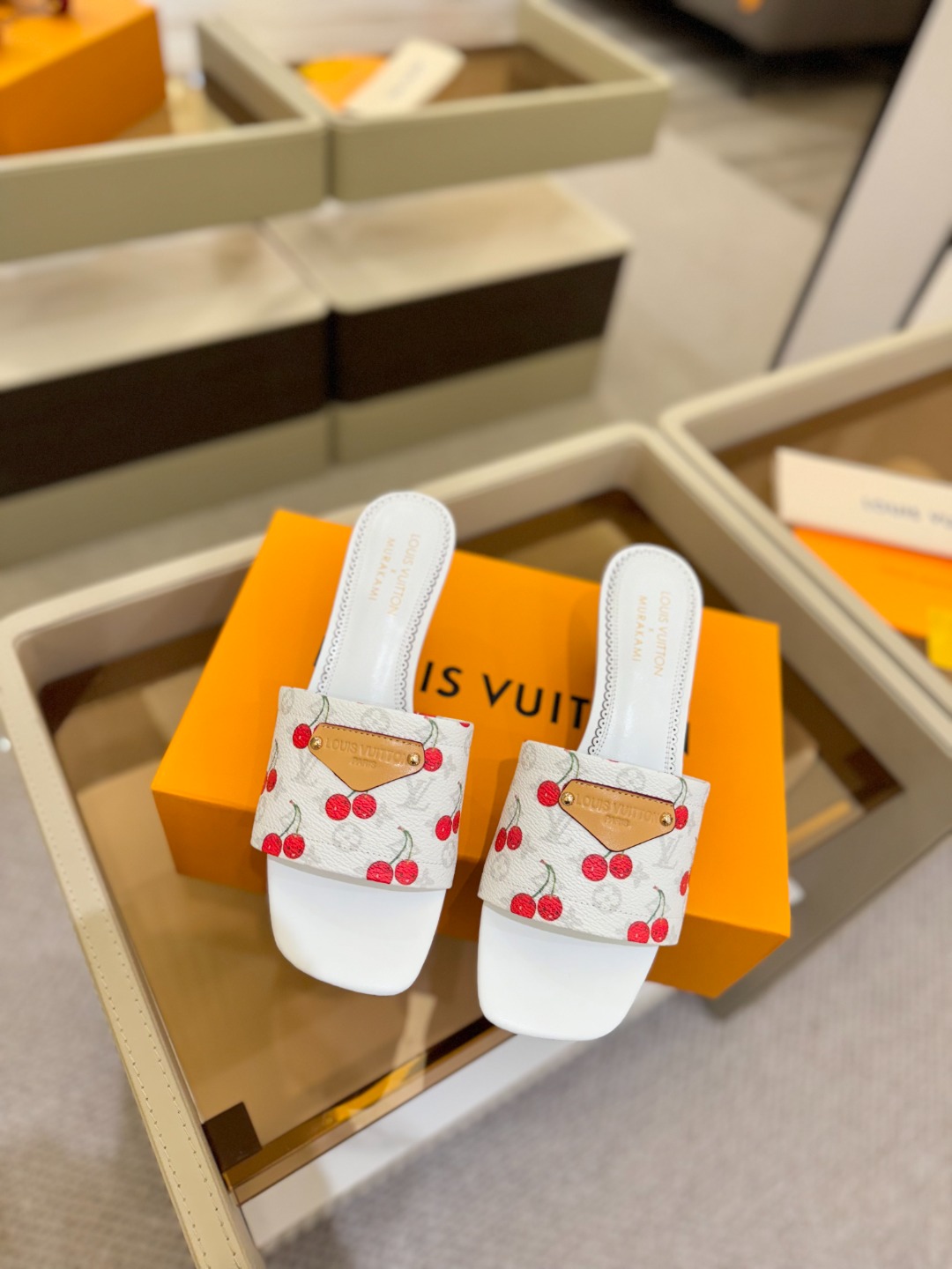 Louis Vuitton 2025 款官网系列！完美楦型、新元素樱桃电绣装饰更显优雅气质、上脚舒适好看