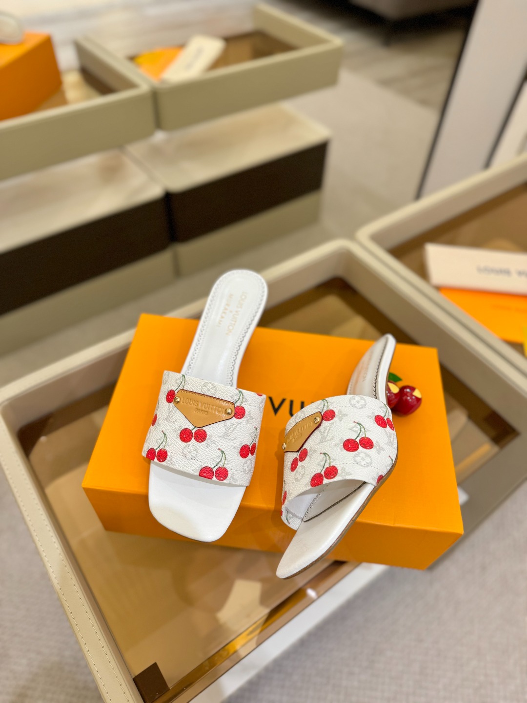 Louis Vuitton 2025 款官网系列！完美楦型、新元素樱桃电绣装饰更显优雅气质、上脚舒适好看