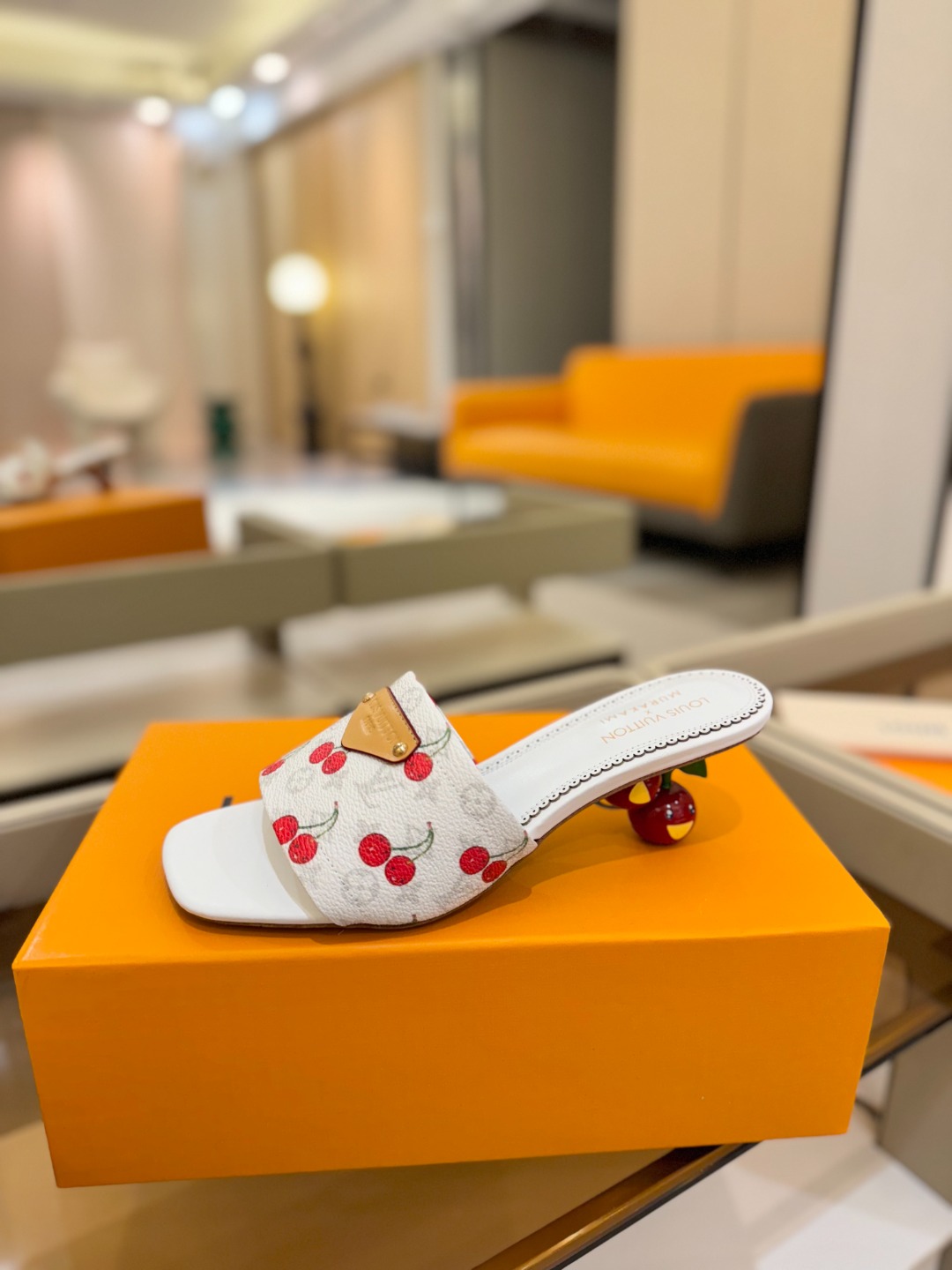 Louis Vuitton 2025 款官网系列！完美楦型、新元素樱桃电绣装饰更显优雅气质、上脚舒适好看