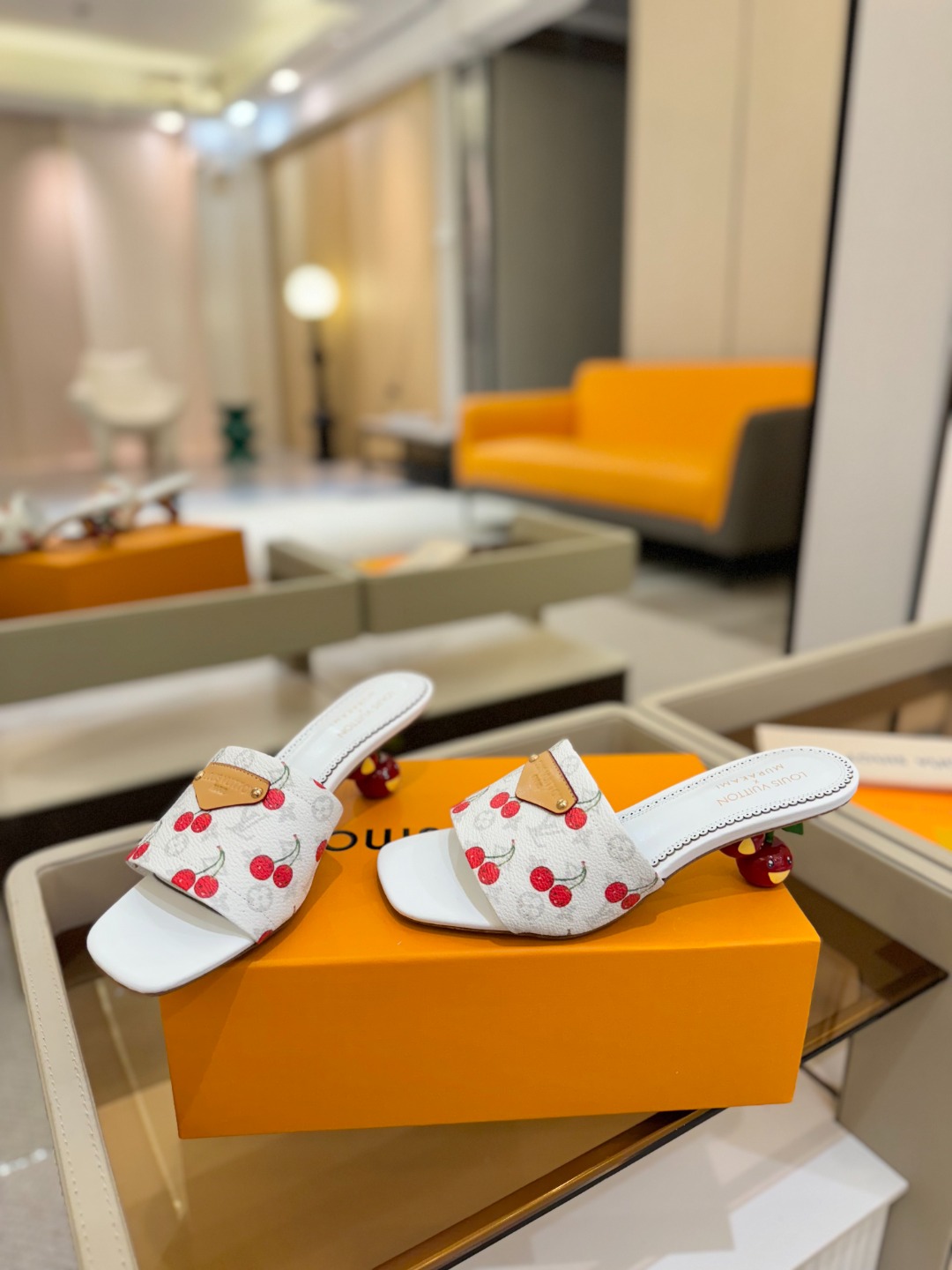 Louis Vuitton 2025 款官网系列！完美楦型、新元素樱桃电绣装饰更显优雅气质、上脚舒适好看