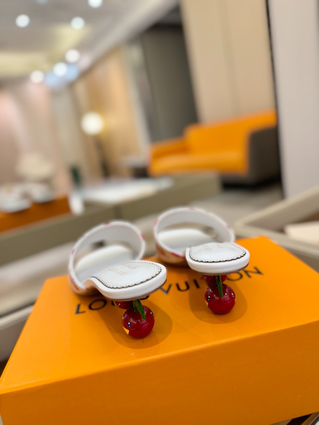 Louis Vuitton 2025 款官网系列！完美楦型、新元素樱桃电绣装饰更显优雅气质、上脚舒适好看