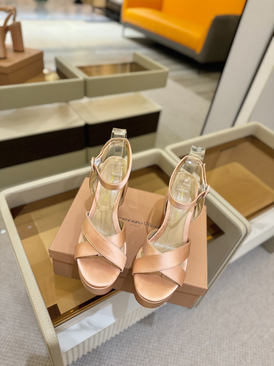 Gianvito rossi
顶级版本 代购品质
👡✨真丝邂逅防水台高跟,今夏的优雅暴击!💦这双