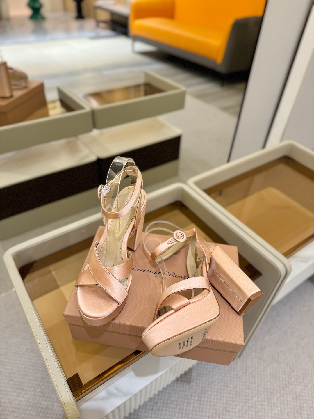 Gianvito rossi
顶级版本 代购品质
👡✨真丝邂逅防水台高跟,今夏的优雅暴击!💦这双