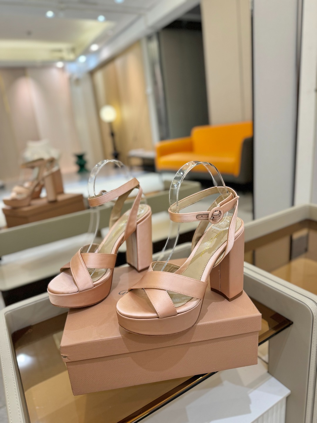 Gianvito rossi
顶级版本 代购品质
👡✨真丝邂逅防水台高跟,今夏的优雅暴击!💦这双