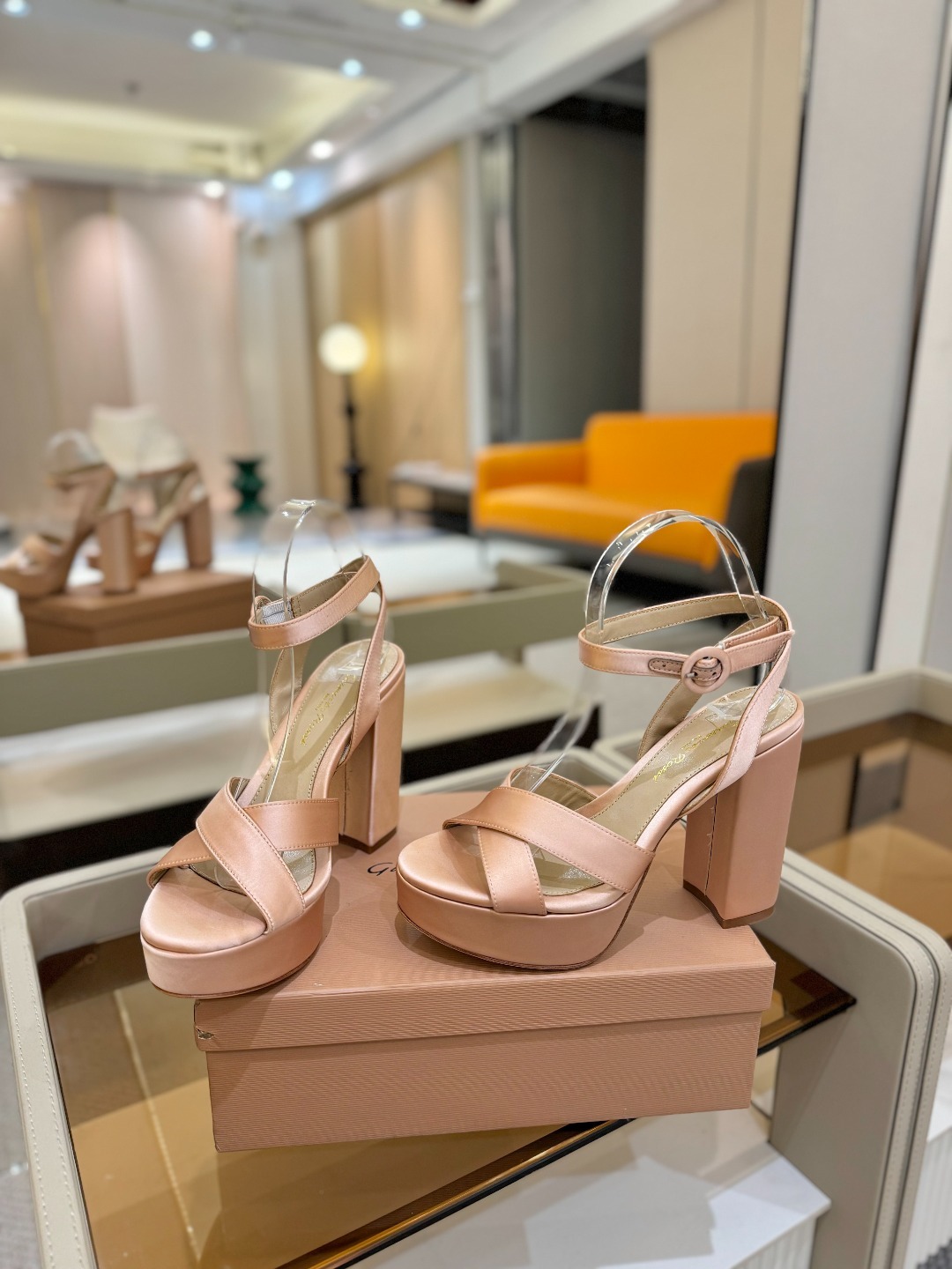 Gianvito rossi
顶级版本 代购品质
👡✨真丝邂逅防水台高跟,今夏的优雅暴击!💦这双