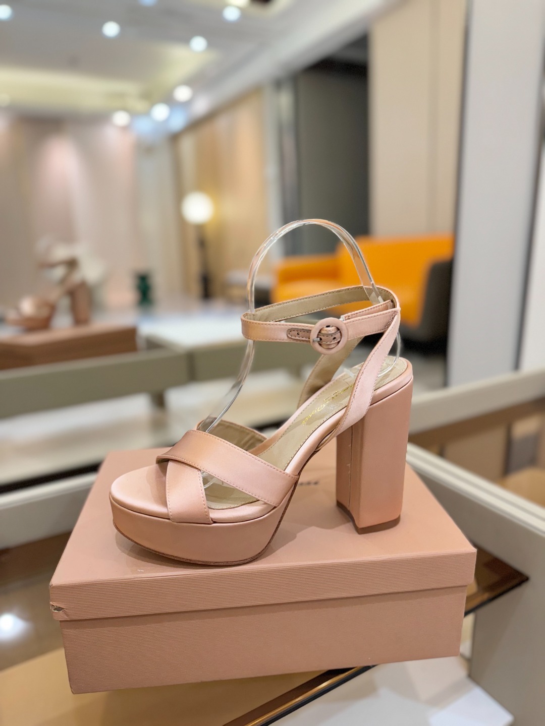 Gianvito rossi
顶级版本 代购品质
👡✨真丝邂逅防水台高跟,今夏的优雅暴击!💦这双