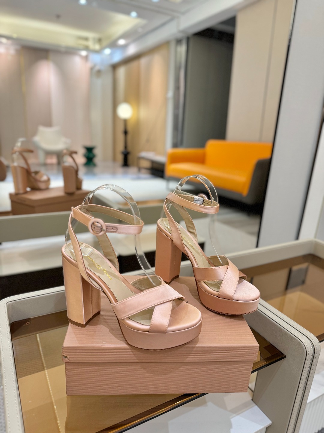 Gianvito rossi
顶级版本 代购品质
👡✨真丝邂逅防水台高跟,今夏的优雅暴击!💦这双