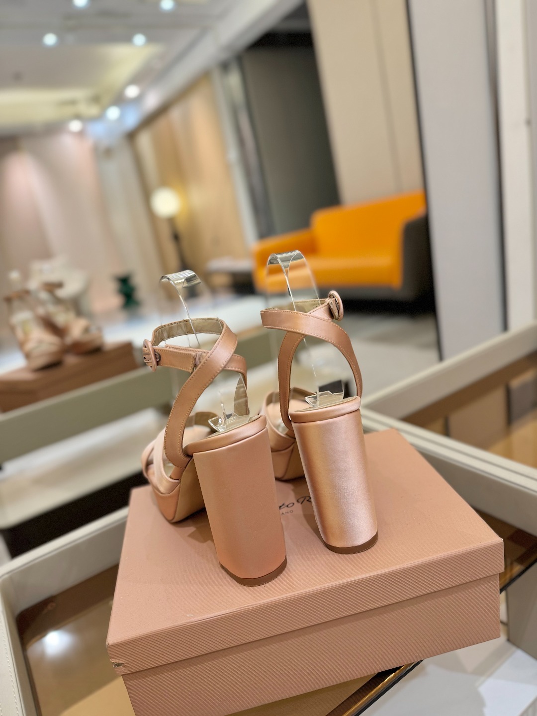 Gianvito rossi
顶级版本 代购品质
👡✨真丝邂逅防水台高跟,今夏的优雅暴击!💦这双