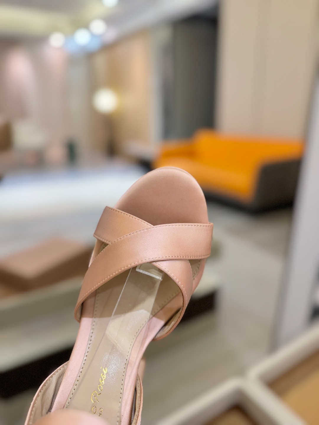 Gianvito rossi
顶级版本 代购品质
👡✨真丝邂逅防水台高跟,今夏的优雅暴击!💦这双