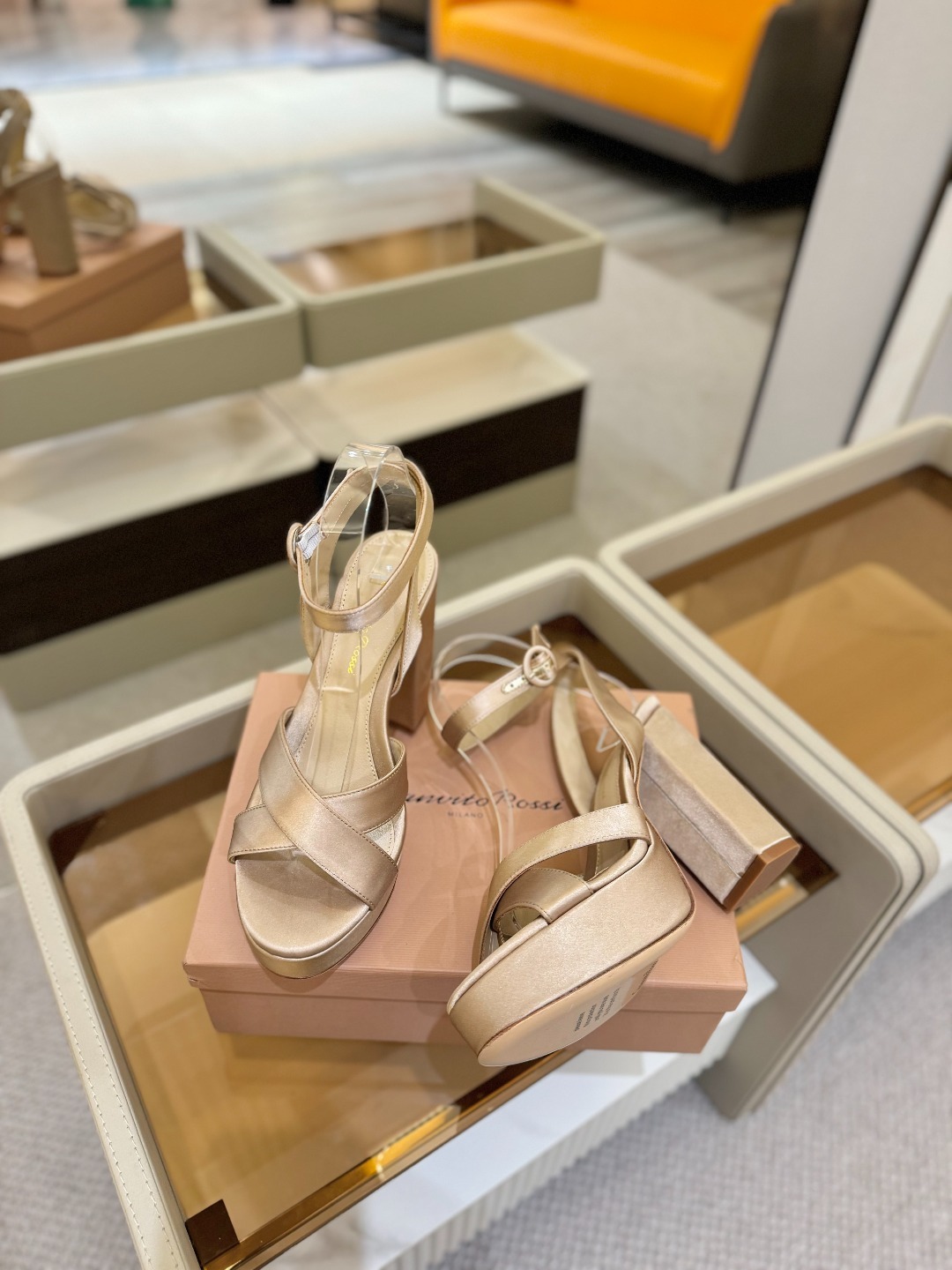 Gianvito rossi
顶级版本 代购品质
👡✨真丝邂逅防水台高跟,今夏的优雅暴击!💦这双