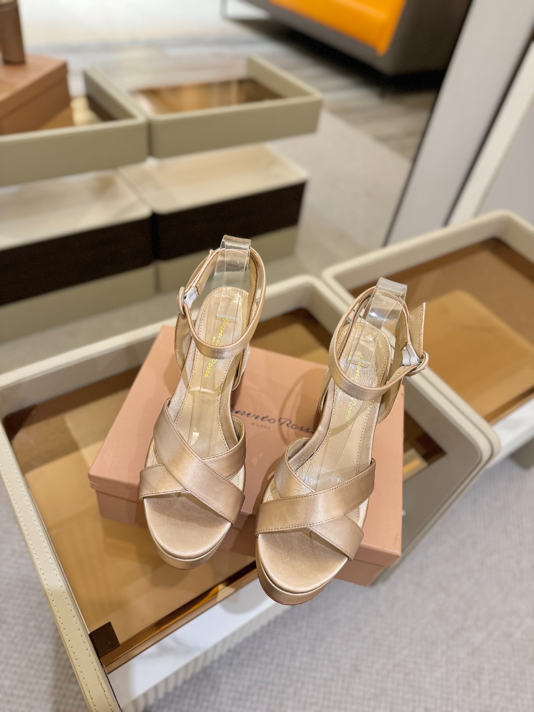 Gianvito rossi
顶级版本 代购品质
👡✨真丝邂逅防水台高跟,今夏的优雅暴击!💦这双