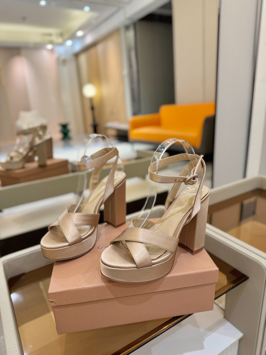 Gianvito rossi
顶级版本 代购品质
👡✨真丝邂逅防水台高跟,今夏的优雅暴击!💦这双