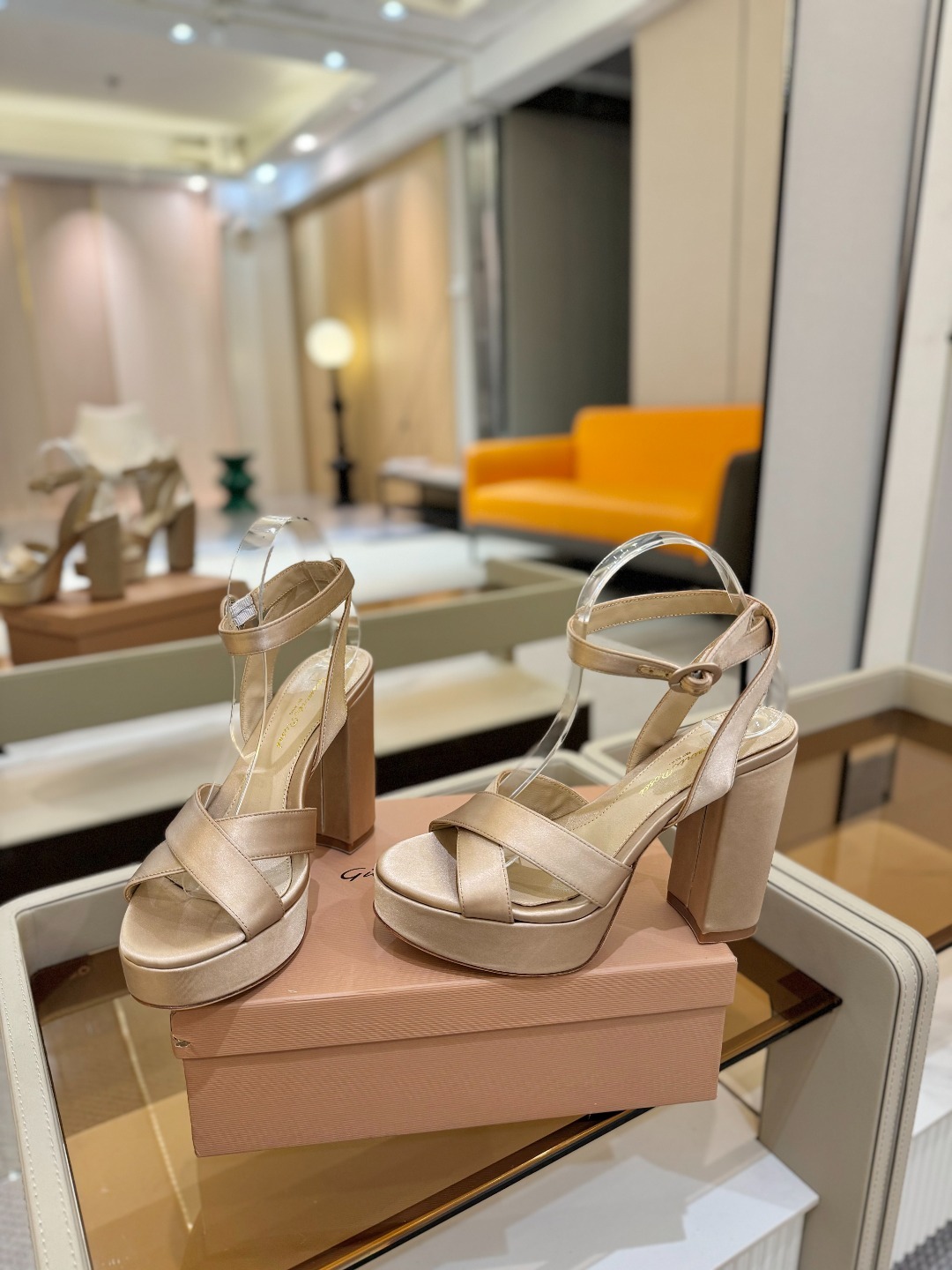 Gianvito rossi
顶级版本 代购品质
👡✨真丝邂逅防水台高跟,今夏的优雅暴击!💦这双