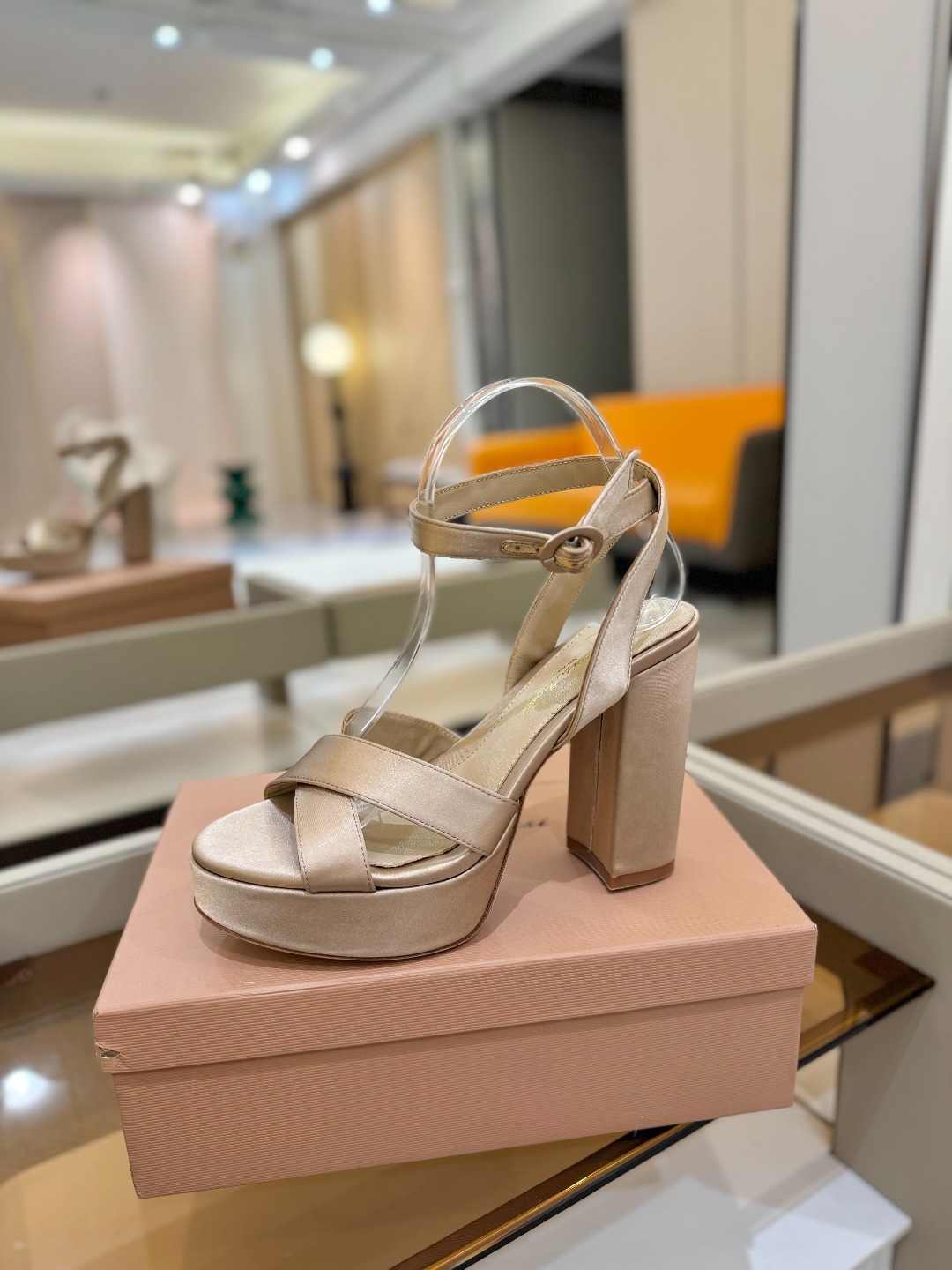 Gianvito rossi
顶级版本 代购品质
👡✨真丝邂逅防水台高跟,今夏的优雅暴击!💦这双