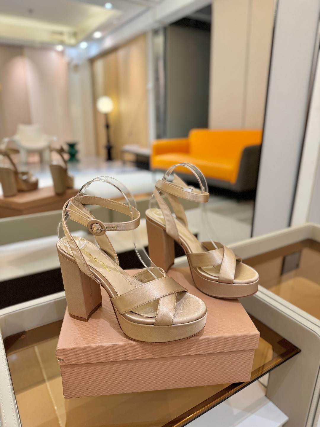 Gianvito rossi
顶级版本 代购品质
👡✨真丝邂逅防水台高跟,今夏的优雅暴击!💦这双