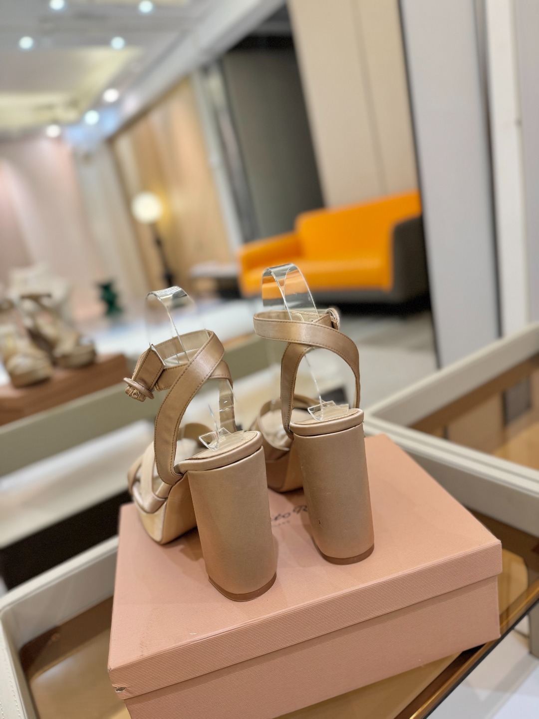 Gianvito rossi
顶级版本 代购品质
👡✨真丝邂逅防水台高跟,今夏的优雅暴击!💦这双