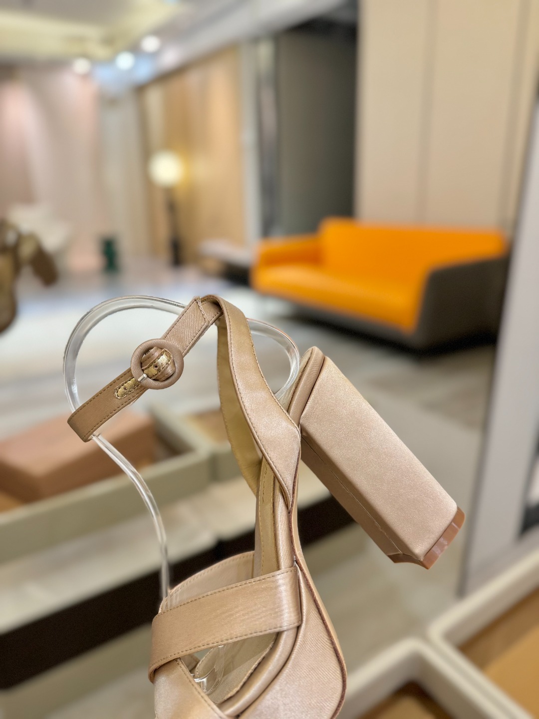 Gianvito rossi
顶级版本 代购品质
👡✨真丝邂逅防水台高跟,今夏的优雅暴击!💦这双