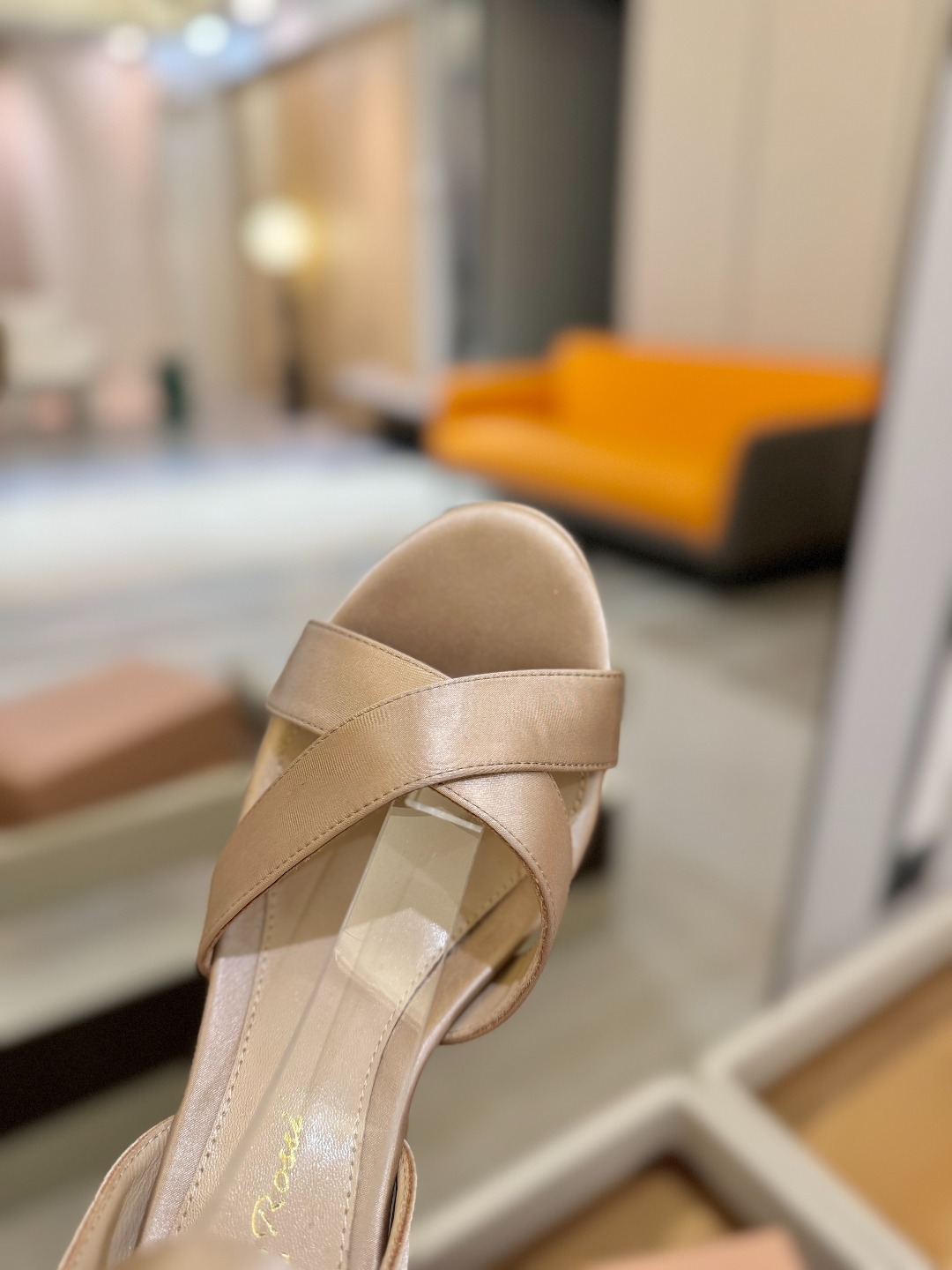 Gianvito rossi
顶级版本 代购品质
👡✨真丝邂逅防水台高跟,今夏的优雅暴击!💦这双