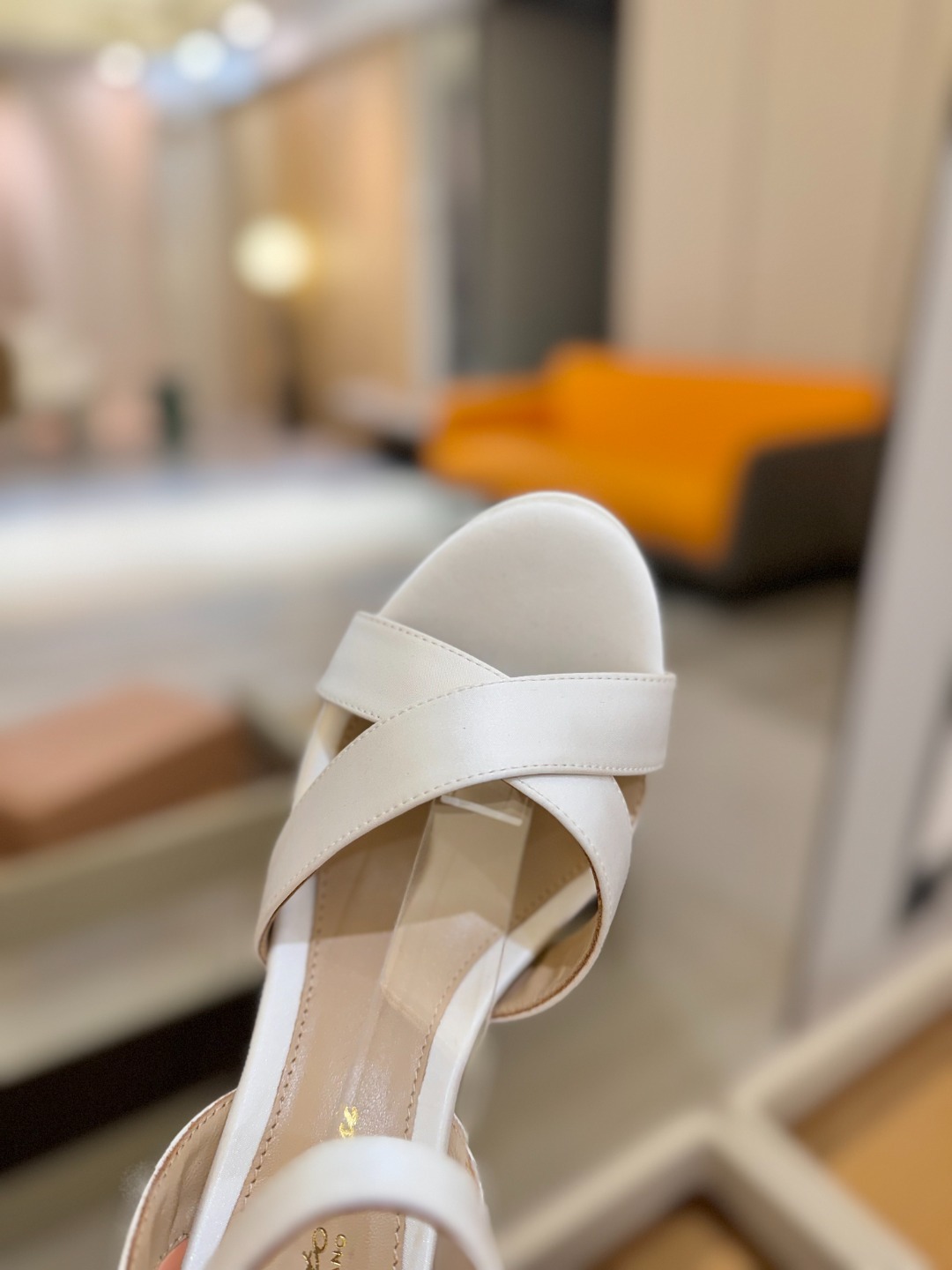 Gianvito rossi
顶级版本 代购品质
👡✨真丝邂逅防水台高跟,今夏的优雅暴击!💦这双