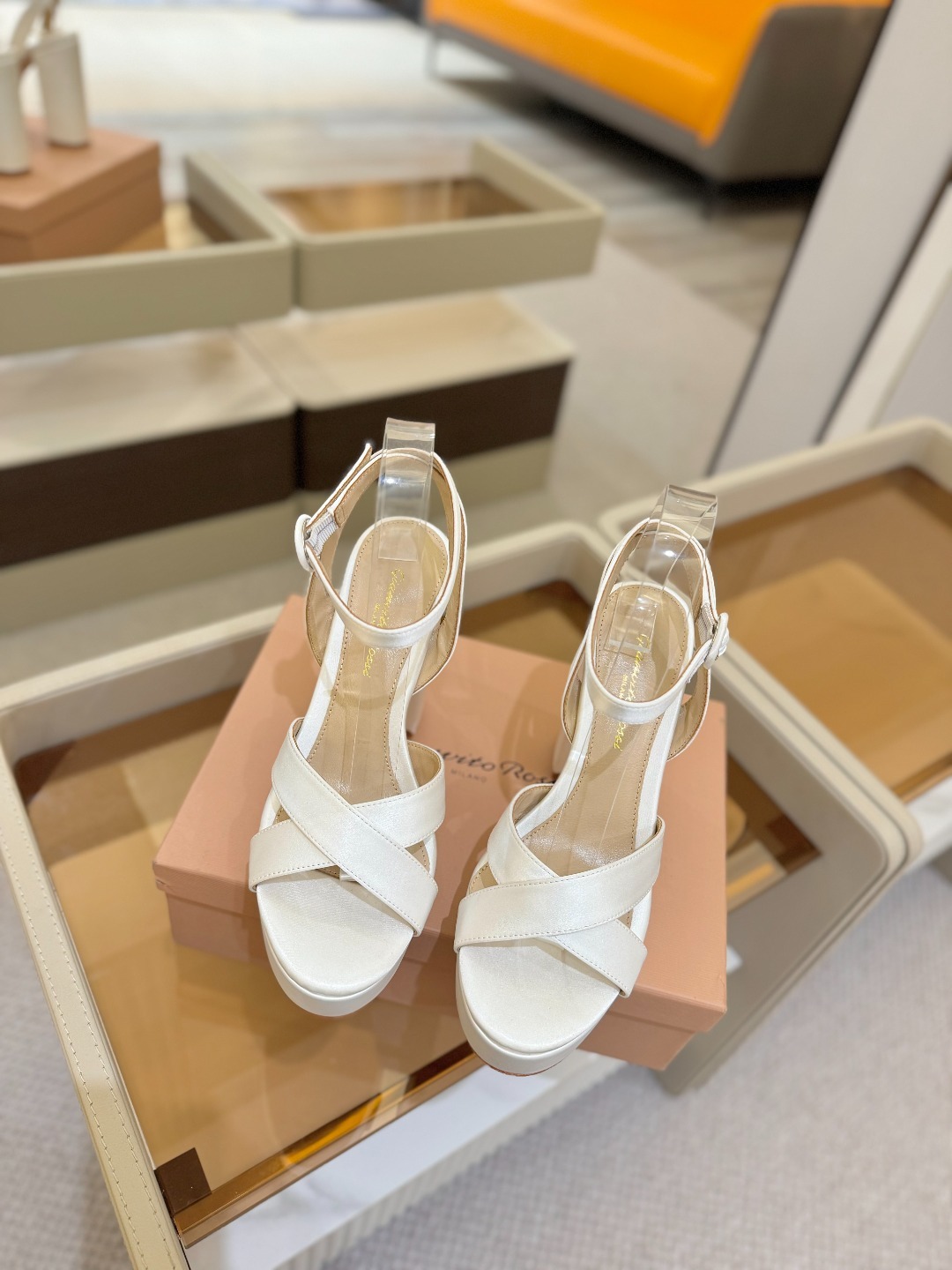 Gianvito rossi
顶级版本 代购品质
👡✨真丝邂逅防水台高跟,今夏的优雅暴击!💦这双