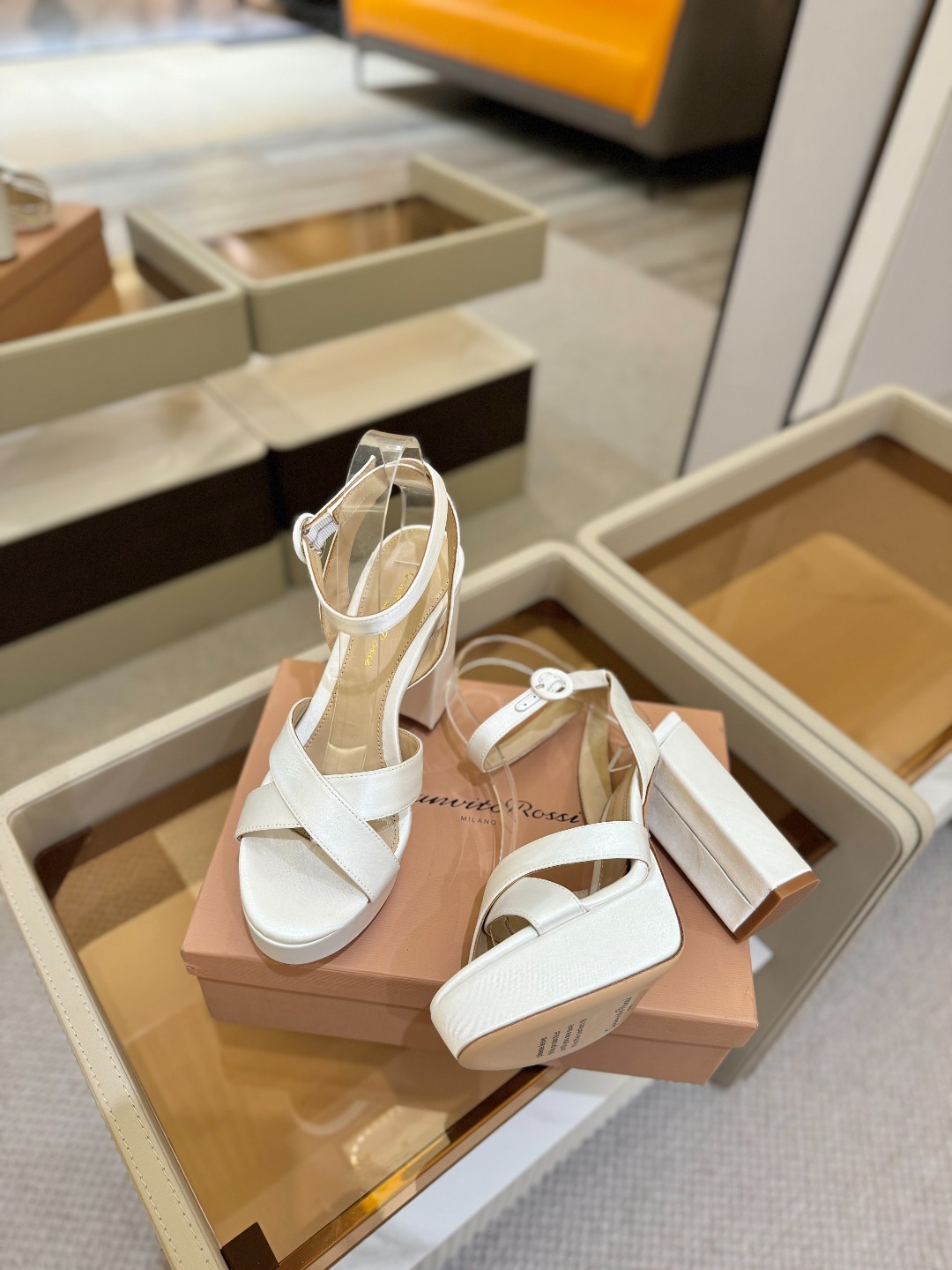 Gianvito rossi
顶级版本 代购品质
👡✨真丝邂逅防水台高跟,今夏的优雅暴击!💦这双