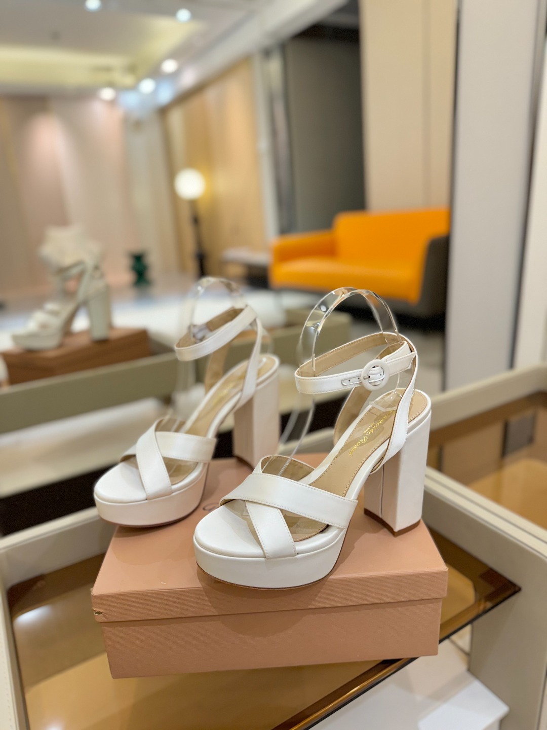 Gianvito rossi
顶级版本 代购品质
👡✨真丝邂逅防水台高跟,今夏的优雅暴击!💦这双