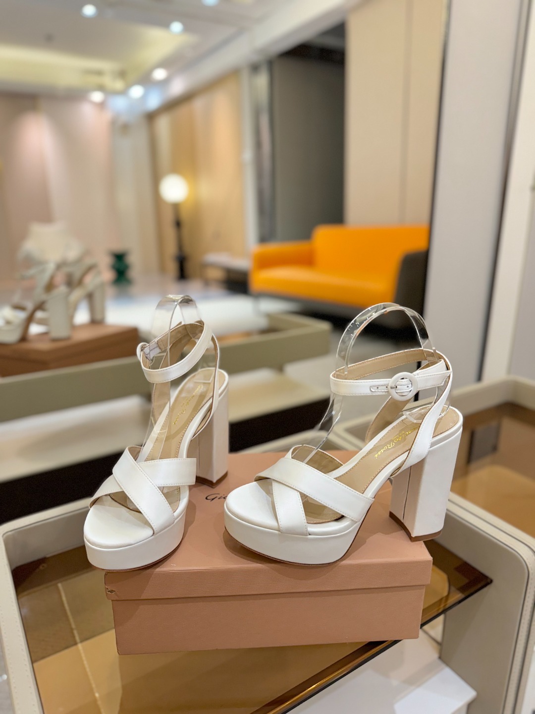 Gianvito rossi
顶级版本 代购品质
👡✨真丝邂逅防水台高跟,今夏的优雅暴击!💦这双