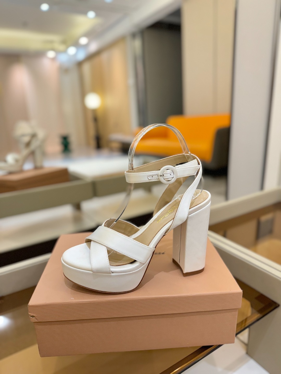 Gianvito rossi
顶级版本 代购品质
👡✨真丝邂逅防水台高跟,今夏的优雅暴击!💦这双