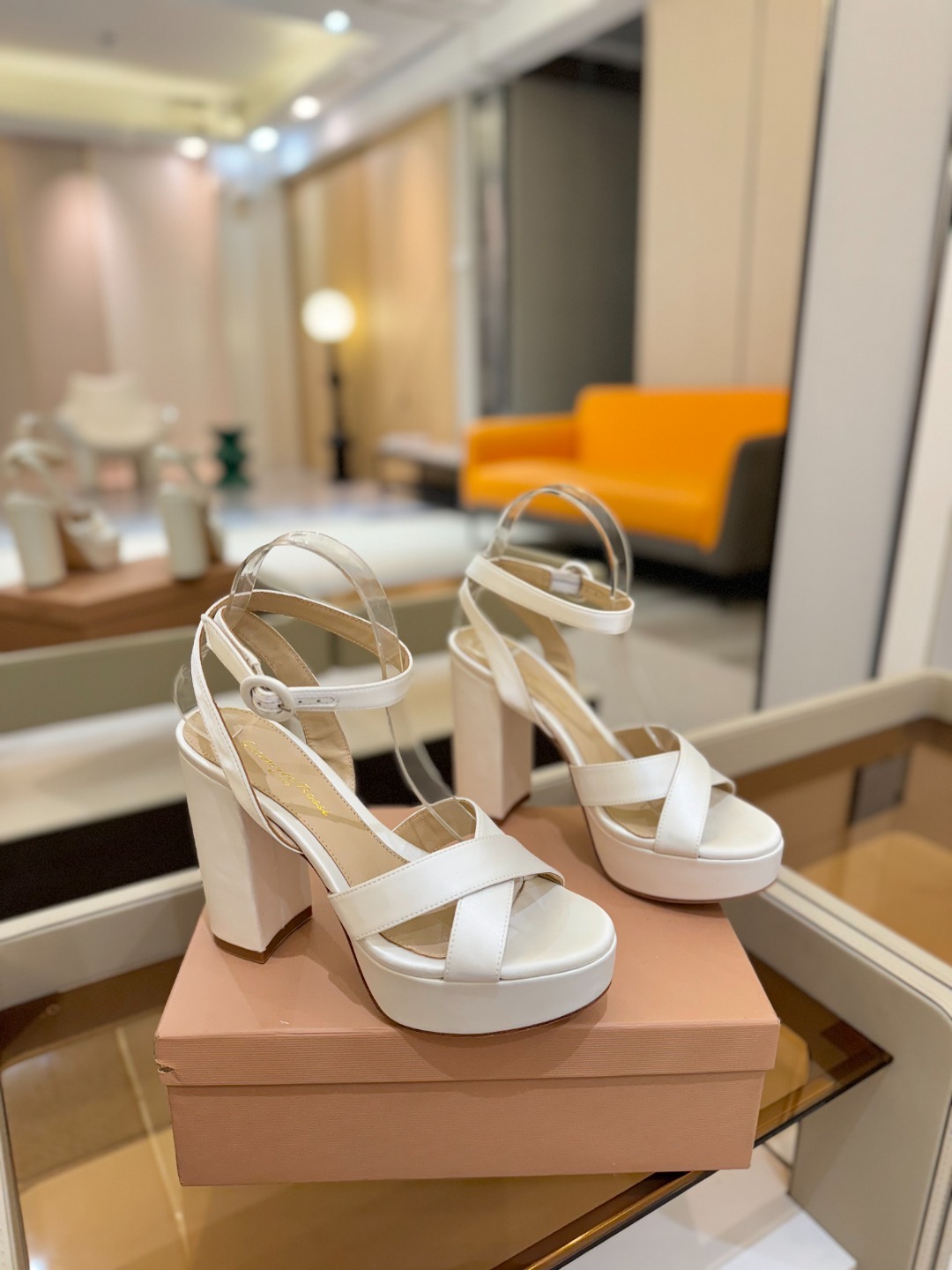 Gianvito rossi
顶级版本 代购品质
👡✨真丝邂逅防水台高跟,今夏的优雅暴击!💦这双