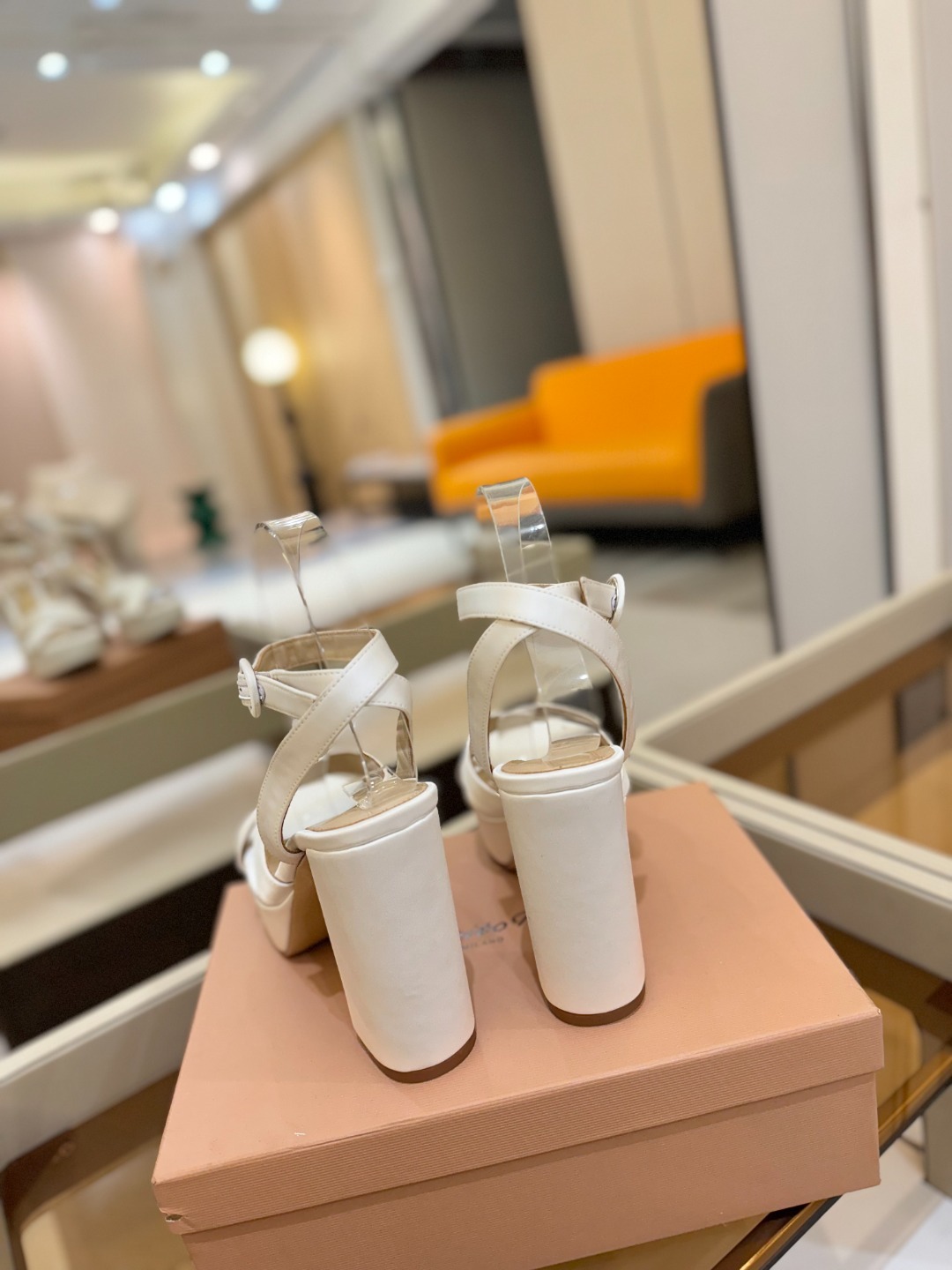 Gianvito rossi
顶级版本 代购品质
👡✨真丝邂逅防水台高跟,今夏的优雅暴击!💦这双