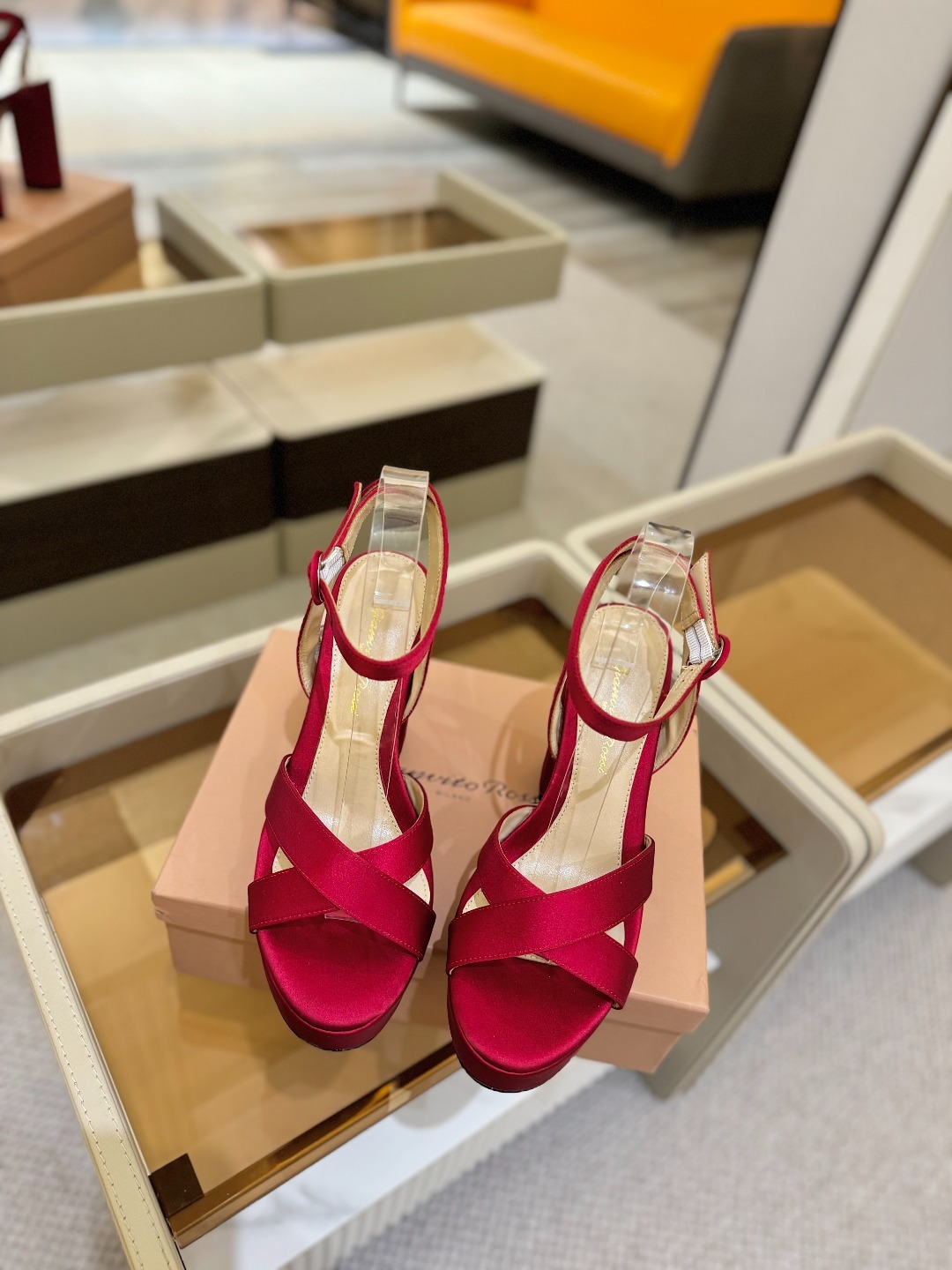 Gianvito rossi
顶级版本 代购品质
👡✨真丝邂逅防水台高跟,今夏的优雅暴击!💦这双