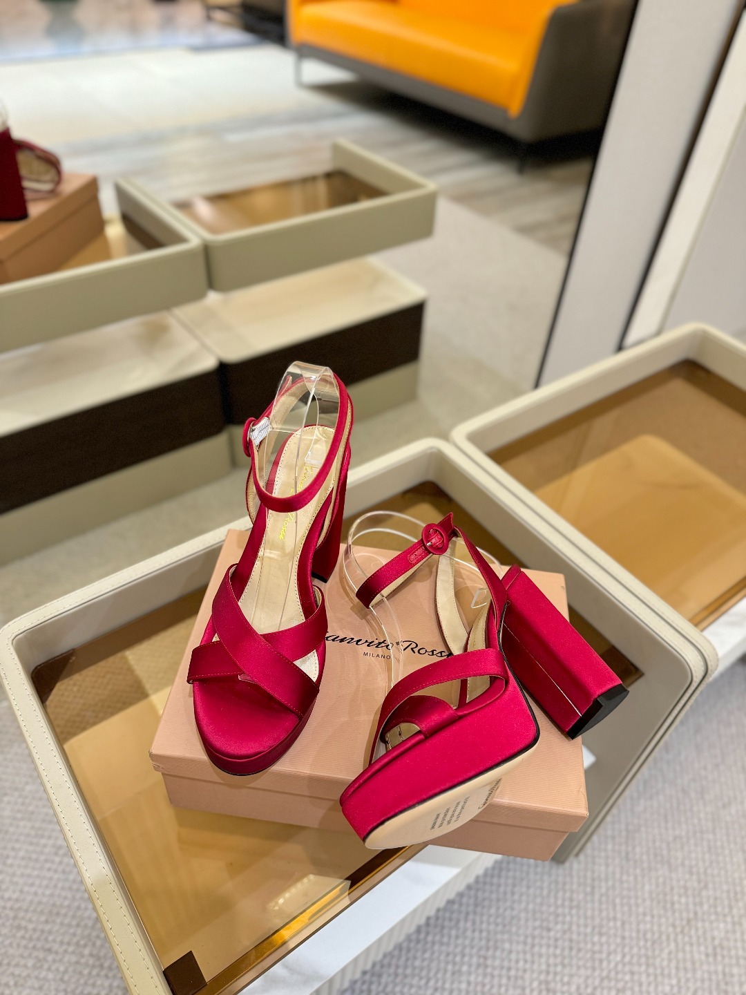 Gianvito rossi
顶级版本 代购品质
👡✨真丝邂逅防水台高跟,今夏的优雅暴击!💦这双