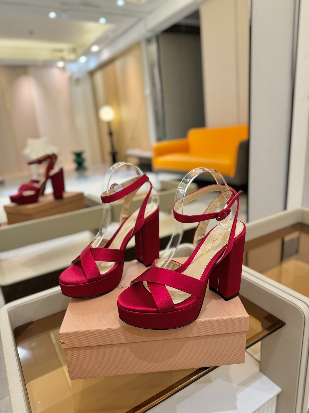 Gianvito rossi
顶级版本 代购品质
👡✨真丝邂逅防水台高跟,今夏的优雅暴击!💦这双