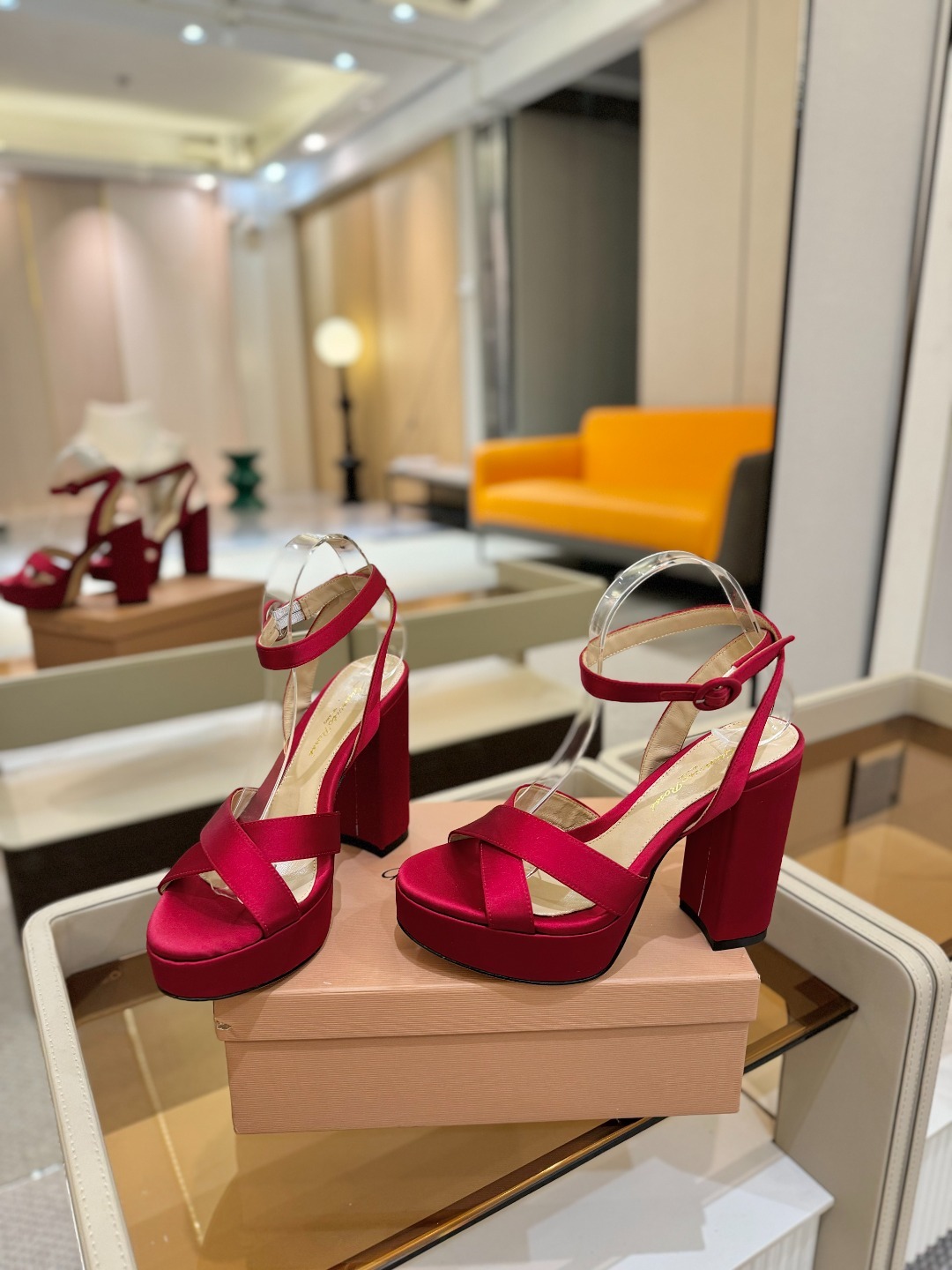 Gianvito rossi
顶级版本 代购品质
👡✨真丝邂逅防水台高跟,今夏的优雅暴击!💦这双