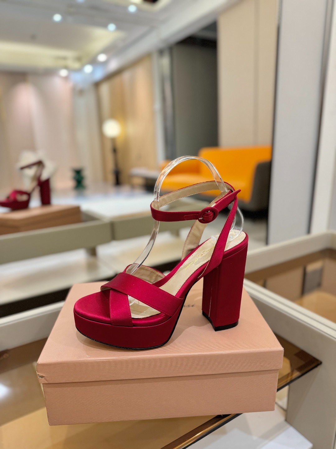 Gianvito rossi
顶级版本 代购品质
👡✨真丝邂逅防水台高跟,今夏的优雅暴击!💦这双