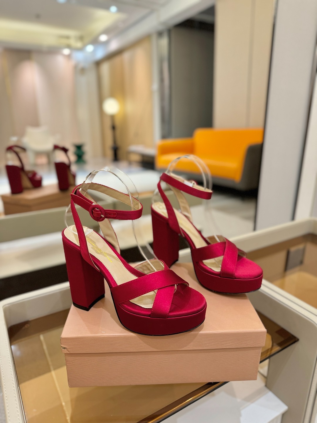 Gianvito rossi
顶级版本 代购品质
👡✨真丝邂逅防水台高跟,今夏的优雅暴击!💦这双