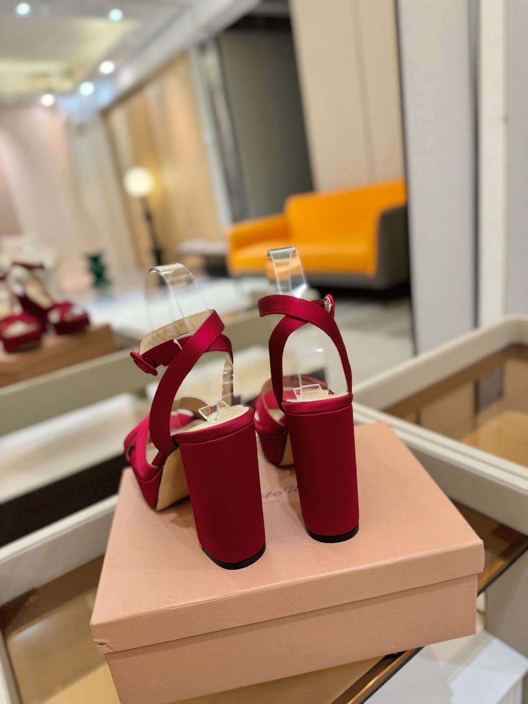 Gianvito rossi
顶级版本 代购品质
👡✨真丝邂逅防水台高跟,今夏的优雅暴击!💦这双