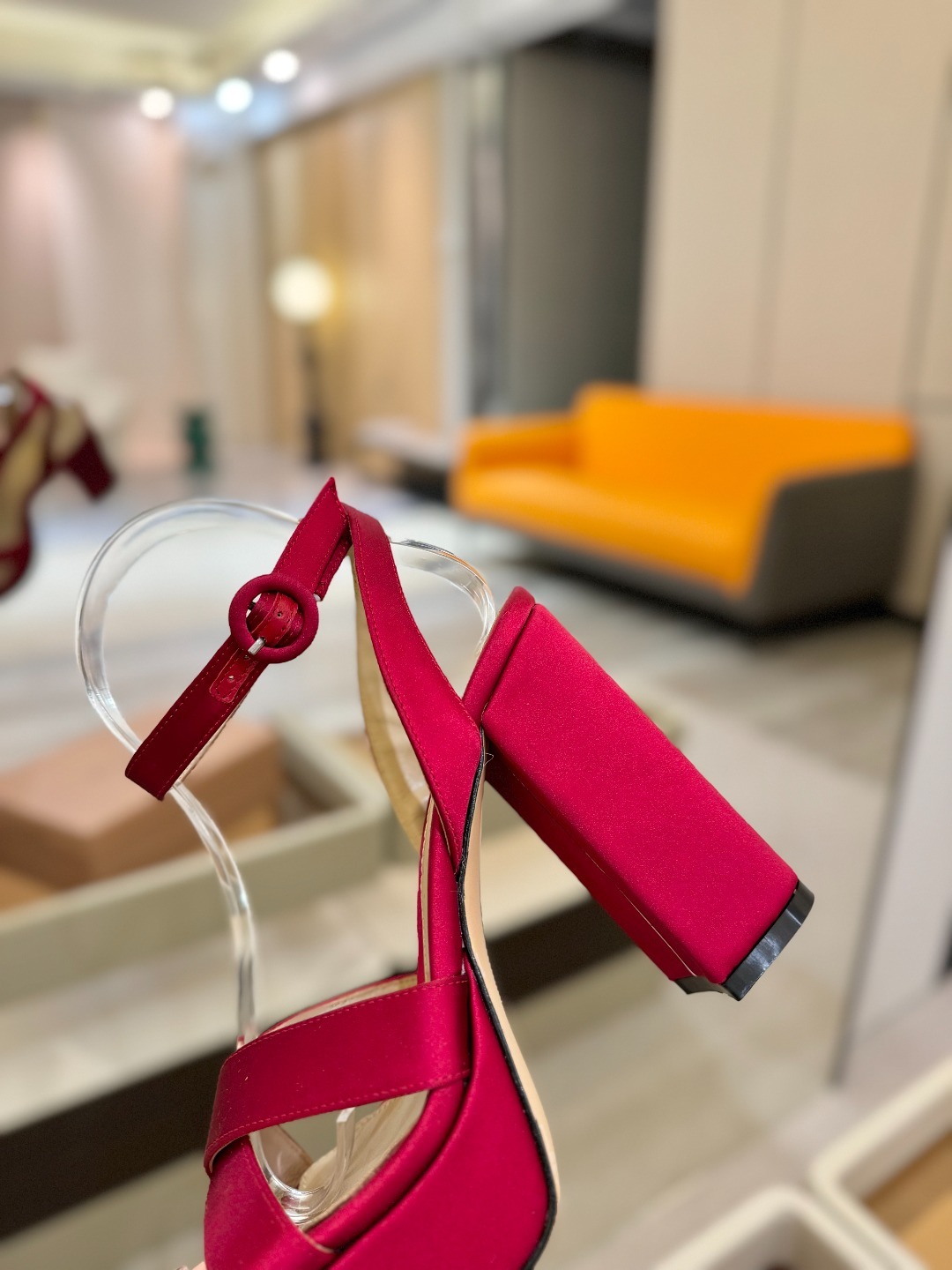 Gianvito rossi
顶级版本 代购品质
👡✨真丝邂逅防水台高跟,今夏的优雅暴击!💦这双