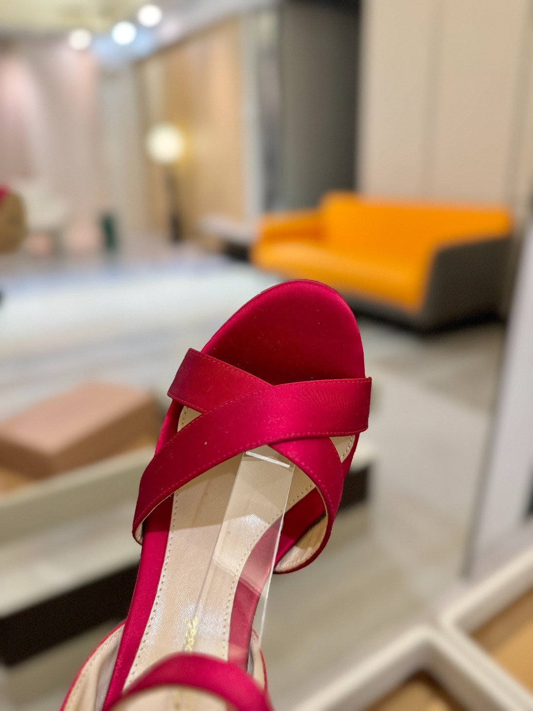 Gianvito rossi
顶级版本 代购品质
👡✨真丝邂逅防水台高跟,今夏的优雅暴击!💦这双