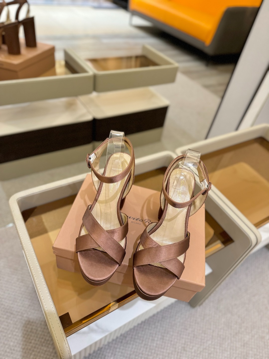 Gianvito rossi
顶级版本 代购品质
👡✨真丝邂逅防水台高跟,今夏的优雅暴击!💦这双
