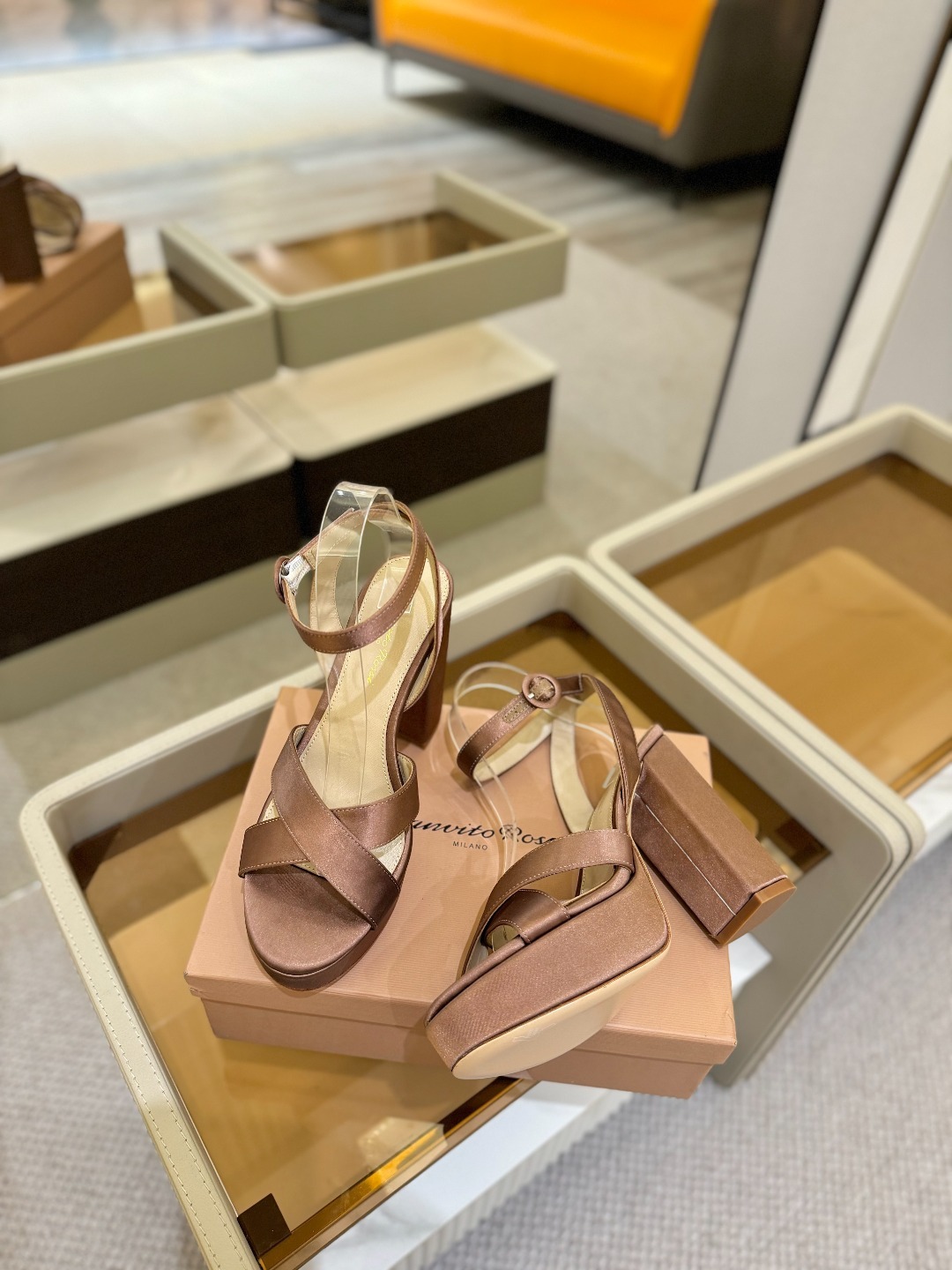 Gianvito rossi
顶级版本 代购品质
👡✨真丝邂逅防水台高跟,今夏的优雅暴击!💦这双