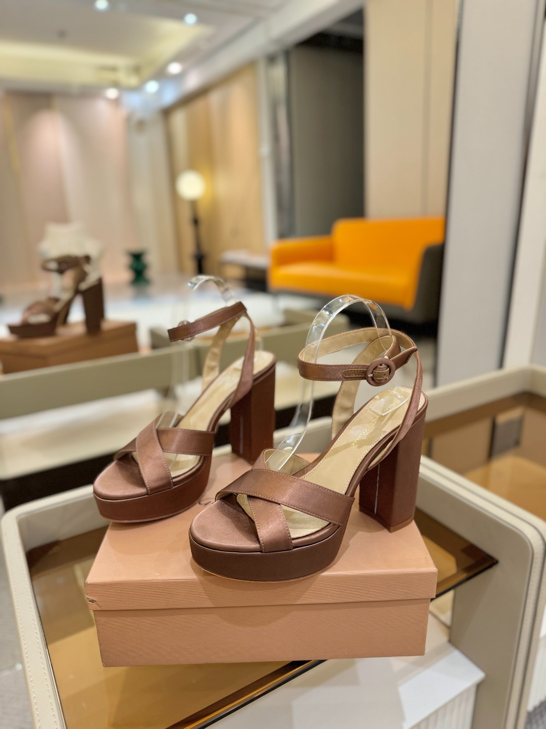 Gianvito rossi
顶级版本 代购品质
👡✨真丝邂逅防水台高跟,今夏的优雅暴击!💦这双