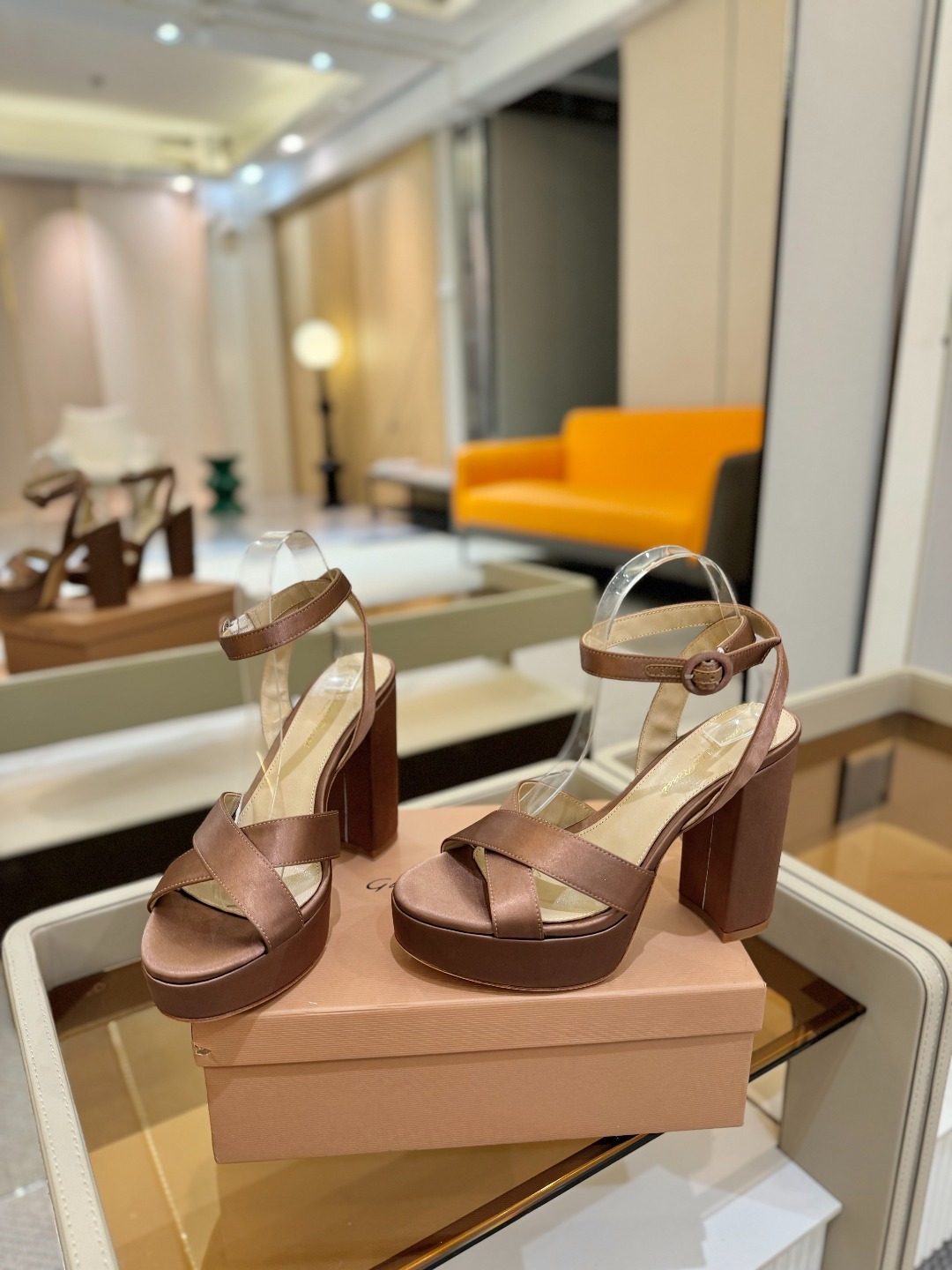 Gianvito rossi
顶级版本 代购品质
👡✨真丝邂逅防水台高跟,今夏的优雅暴击!💦这双